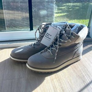 BRAND NWT WOMENS WINTER BOOTS - 10
